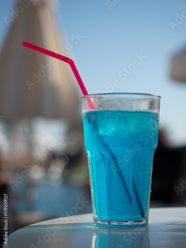 Niebieski drink nad basenem w hotelu, wakacje, urlop