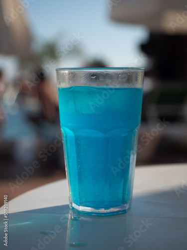 Niebieski drink nad basenem w hotelu, wakacje, urlop