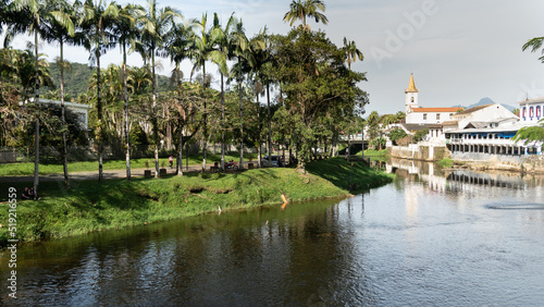 Vista panorâmica da cidade de Morretes, litoral do estado do Paraná, Brasil, com o rio Nhundiaquara que corta a cidade.