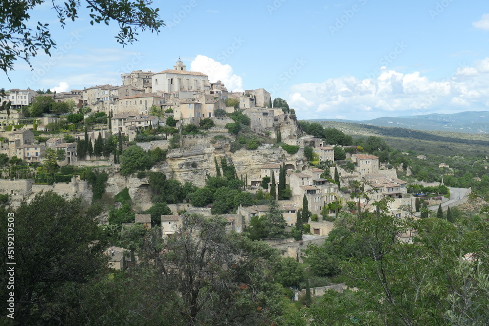Village de Gordes en Provence à flanc de montagne