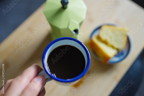 Café em xícara esmaltada