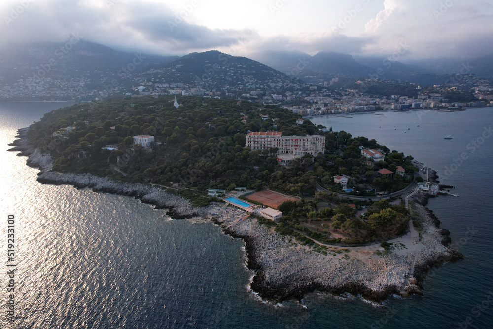 Fototapeta premium une fin de journée en été dans les Alpes-Maritimes - Roquebrune-Cap-Martin Côte d'Azur
