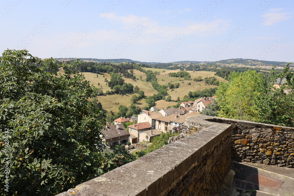 Vue sur les paysages du cantal depuis Saint Flour, ville de Saint Flour, département du Cantal, France