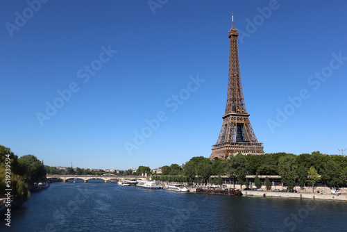 View of the Seine and the Eiffel Tower from the Bir Hakeim bridge © Andrei Antipov