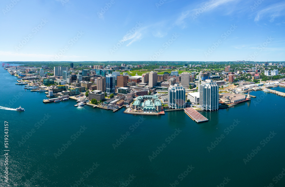 Obraz premium City waterfront on a sunny day