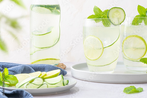 Foto Refreshing infused water with cucumber, mint and lime
