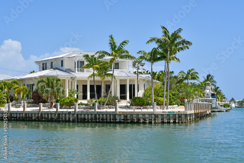 Fotografia Waterfront homes and boats along the waterway in Marathon key in the Florida Key