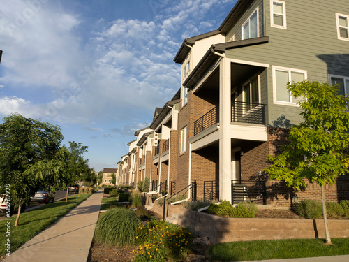 Φωτογραφία row of townhomes in the city