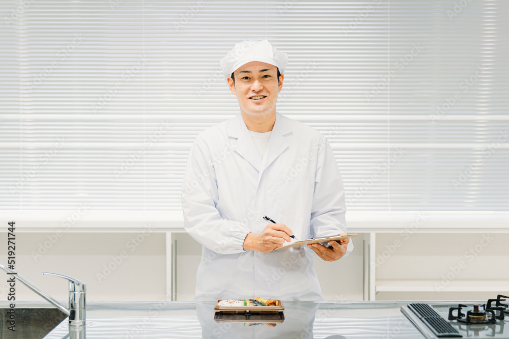食品を見て分析・評価する調理員・商品開発の男性
食品を見て分析・評価する調理員・商品開発の男性