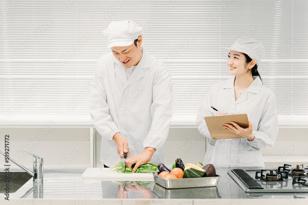 食品工場で働く男女の調理員(分析・検査)
食品工場で働く男女の調理員(分析・検査)