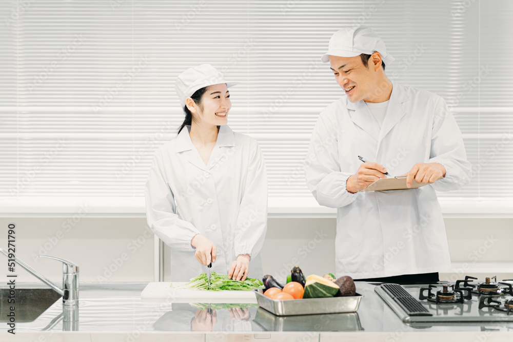 食品工場で働く男女の調理員(分析・検査)
食品工場で働く男女の調理員(分析・検査)