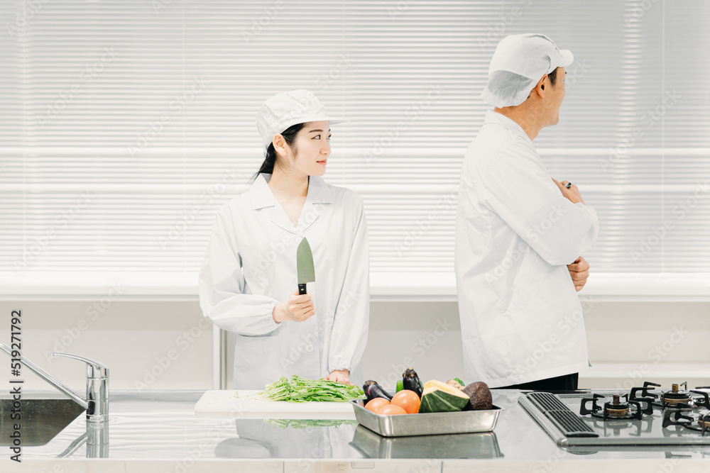 食品工場・スーパーで働く男女(喧嘩)
食品工場・スーパーで働く男女(喧嘩)