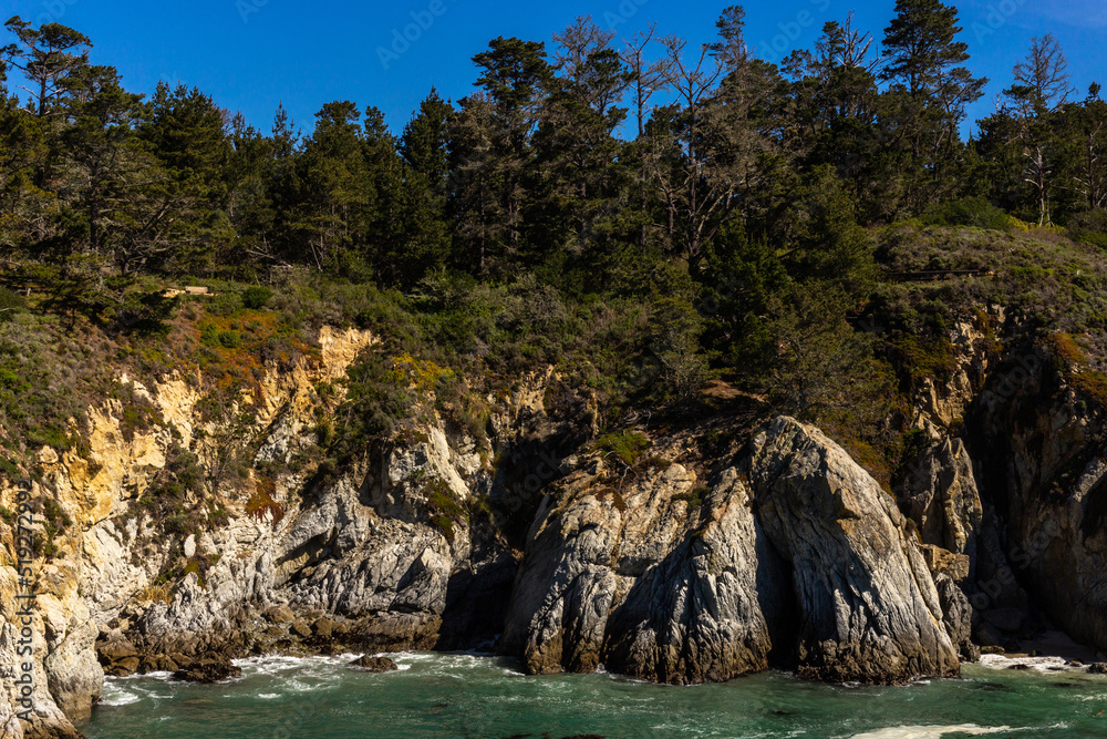 Fototapeta premium A view on Pacific ocean coast with blue sky and water and waves