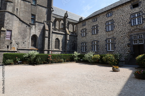 Fototapeta Naklejka Na Ścianę i Meble -  Maison typique du Cantal, vue de l'extérieur, ville de Saint Flour, département du Cantal, France
