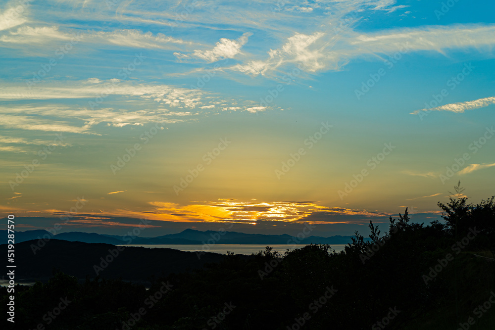 Fototapeta premium 加太休暇村から見る淡路島に沈む夕日