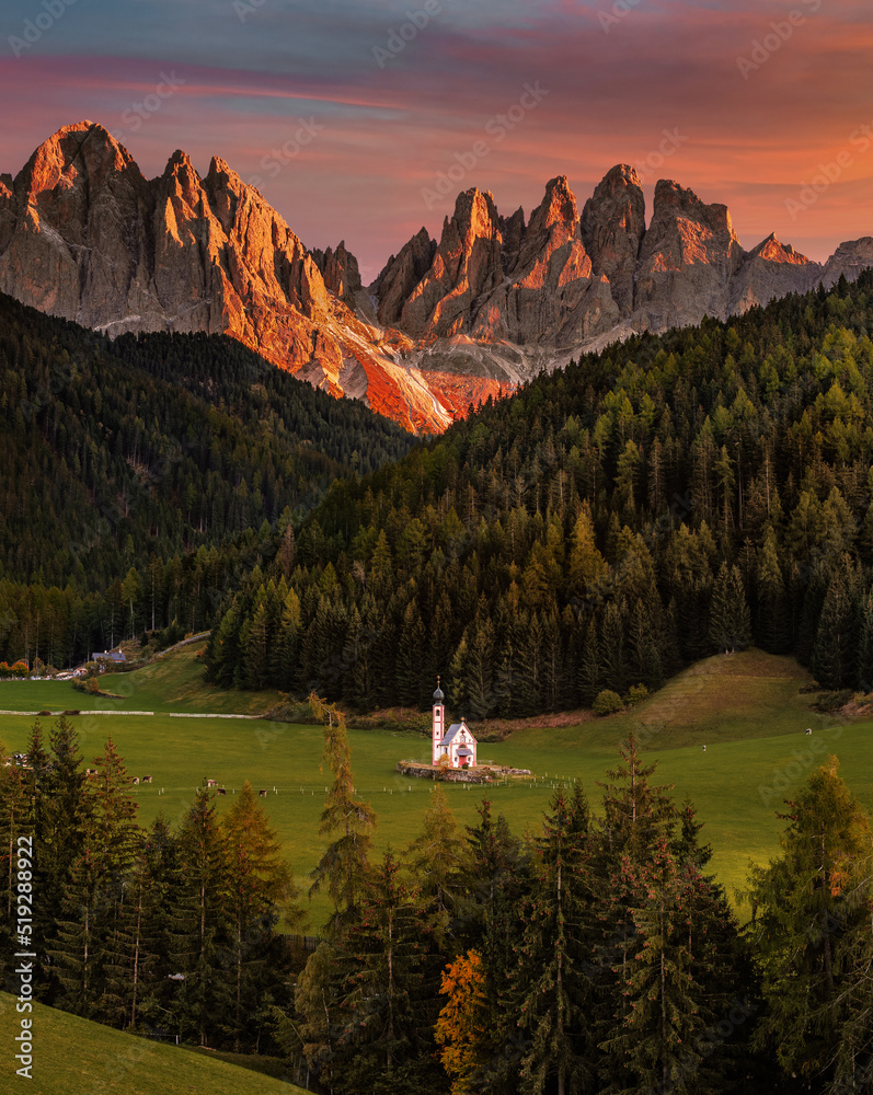 Keuken achterwand met Val Di Funes, Dolomites, Italy - The beautiful St. Johann Church at South Tyrol with the Italian Dolomites and spectacular colorful sunset at background on a warm autumn afternoon #519288922