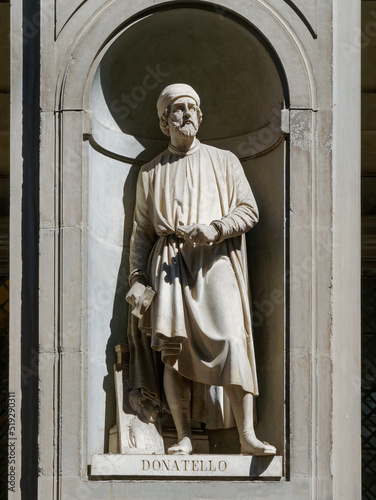 Fototapeta The statue of Leonardo Da Vinci outside the Uffizi colonnade in Florence