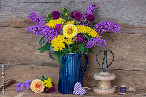 Blumenstrauß mit Dahlien, Sommer-Flieder und Schafgarbe als florale Dekoration 