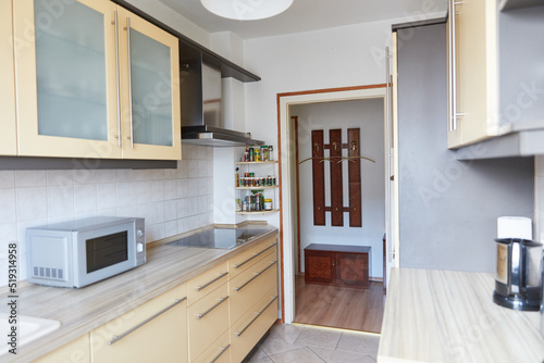 Aufgeräumte, kleine, saubere Küche in Mietwohnung photo