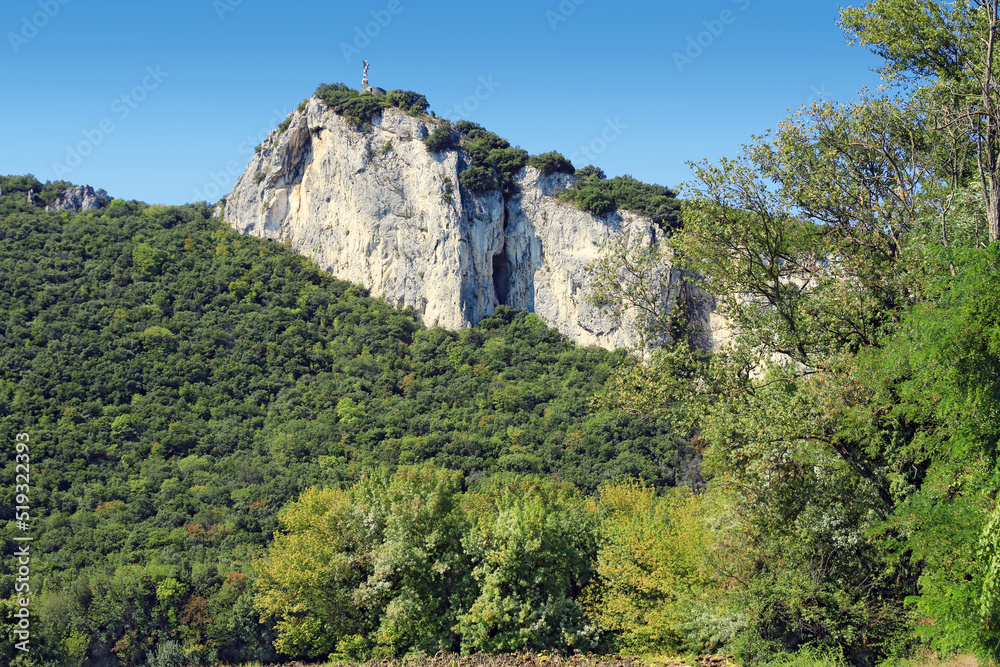 La montagne Saint-Michel, piton de calcaire, près de Viviers . Ardèche. France