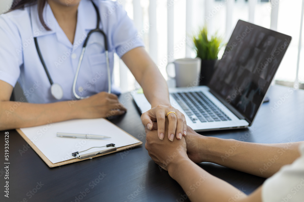 The orthopedist in the hospital office diagnoses the cause of the patient's condition and recommends treatment guidelines. The orthopedist in the hospital office diagnoses the cause of the patient's condition and recommends treatment guidelines.
