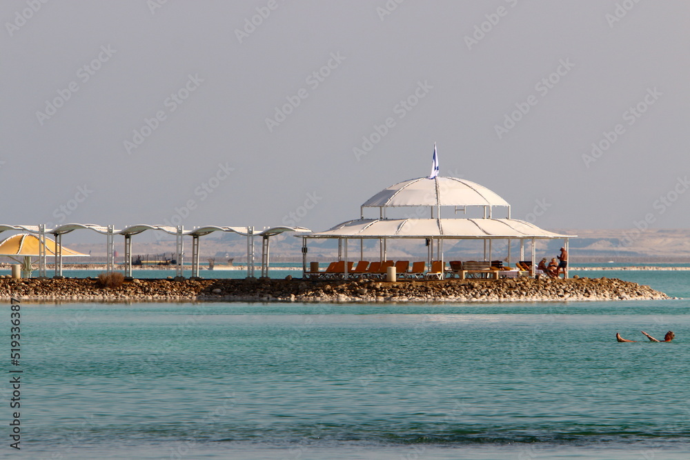 Obraz premium Canopy from the scorching sun on the seashore.