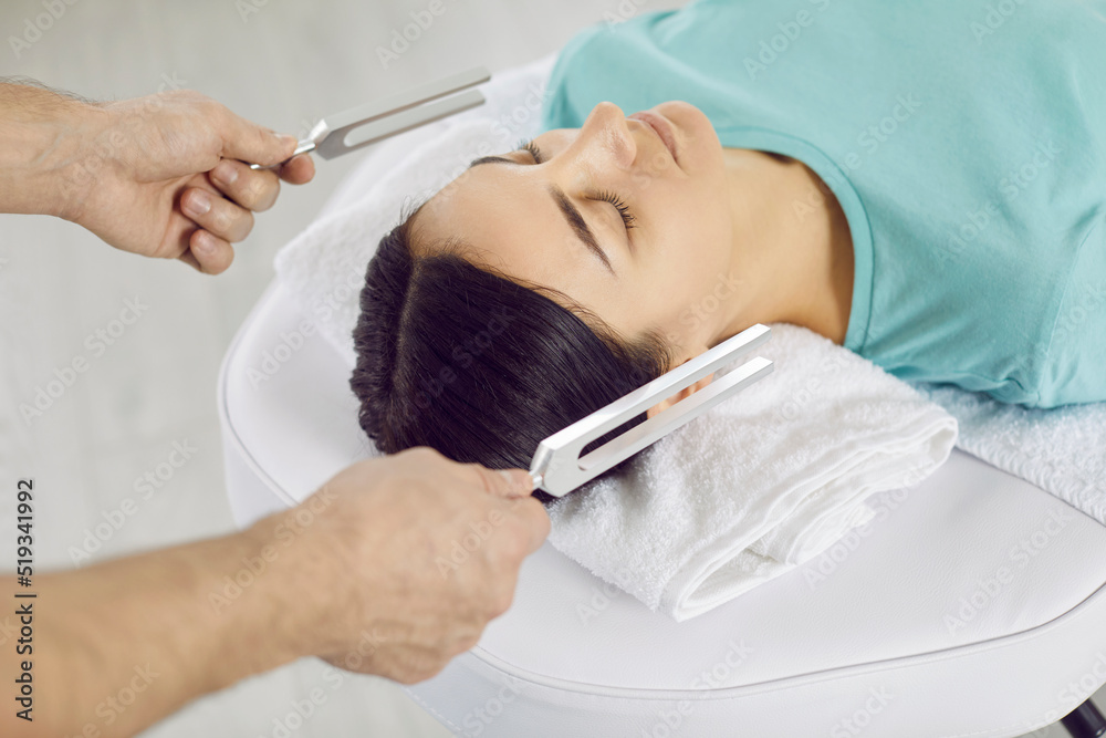 Ταπετσαρία Sound healing specialist working with female patient