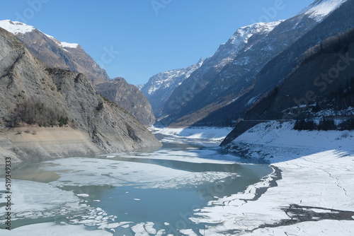 Le barrage de chambon en isère  les deux alpes en hiver