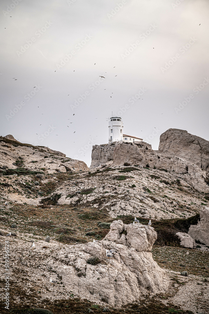 Weißer Leuchtturm auf Insel vor Marseille