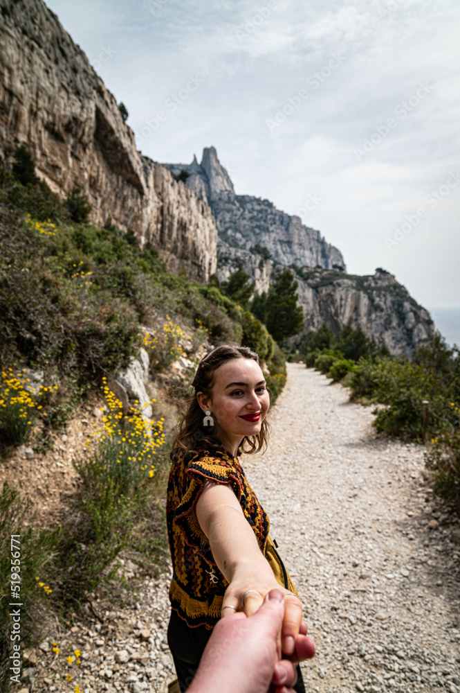 Naklejka premium junge Frau wandert bei Ausflug