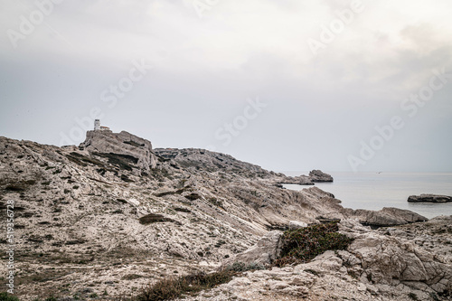 Weißer Leuchtturm auf Insel vor Marseille