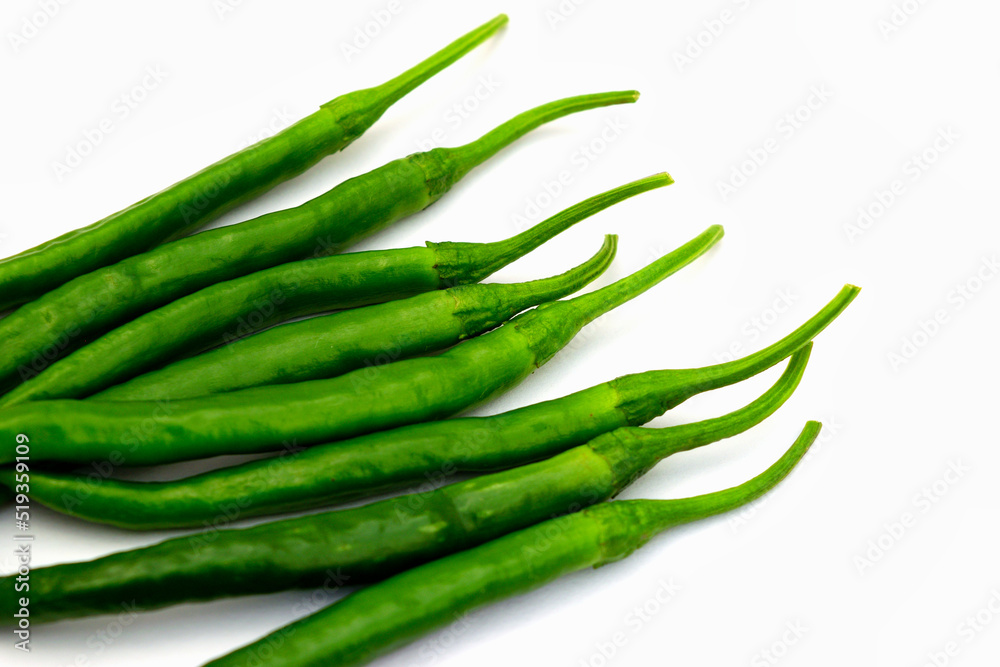 白背景の青唐辛子 コピースペースあり Green chili peppers on white background with copy space 白背景の青唐辛子 コピースペースあり Green chili peppers on white background with copy space
