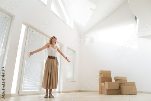Young woman moving in her new modern house © Solid photos