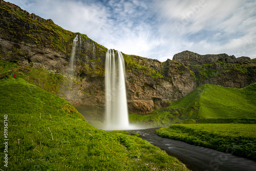 Seljalandsfoss  Wasserfall Island  gr  ne H  gel
