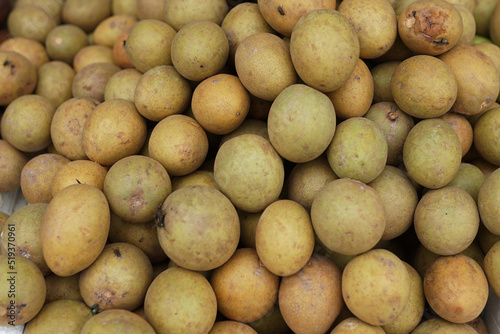 healthy and fresh sapodilla fruit neatly arranged for sale in the market. healthy and fresh fruit background photo