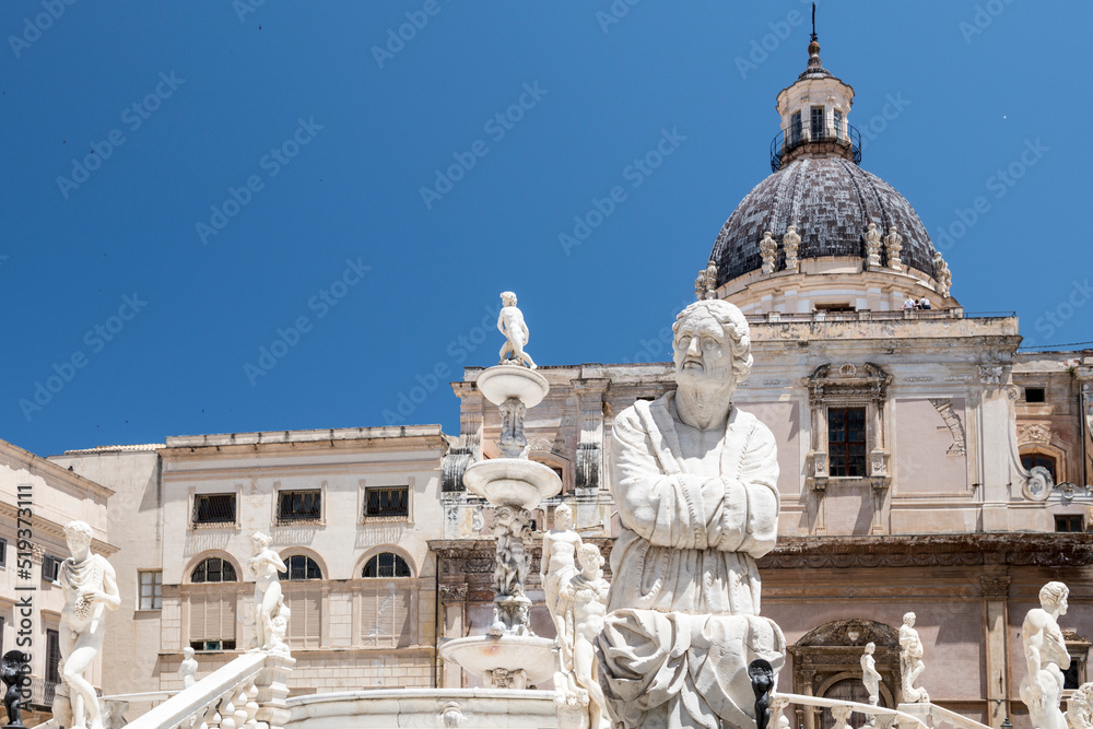 Estatuas griegas y romanas:  :Fontana Pretoria en la 
Piazza Pretoria (Palermo). tambien llamada Piazza della Vergogna ,porque todas las figuras estan desnudas y miran de lado como avergonzadas.