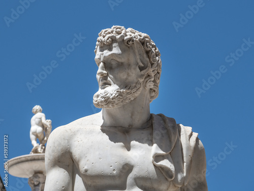 Estatuas griegas y romanas    Fontana Pretoria en la  Piazza Pretoria  Palermo . tambien llamada Piazza della Vergogna  porque todas las figuras estan desnudas y miran de lado como avergonzadas.