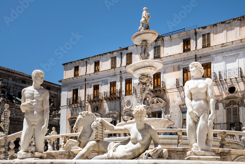 Estatuas griegas y romanas:  :Fontana Pretoria en la 
Piazza Pretoria (Palermo). tambien llamada Piazza della Vergogna ,porque todas las figuras estan desnudas y miran de lado como avergonzadas.