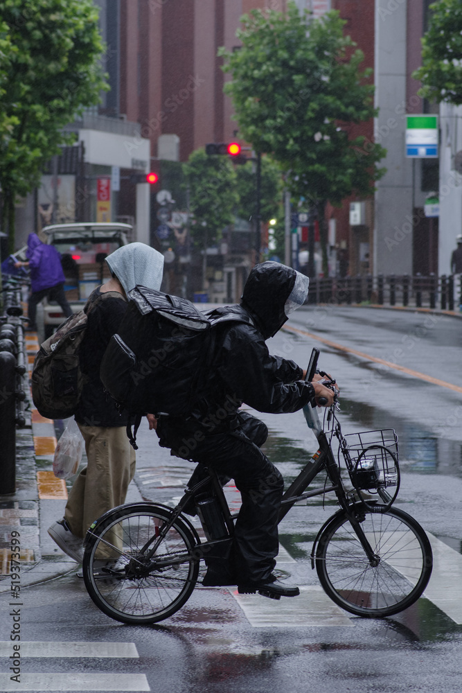 雨の中を自転車でフードデリバリーする仕事がある