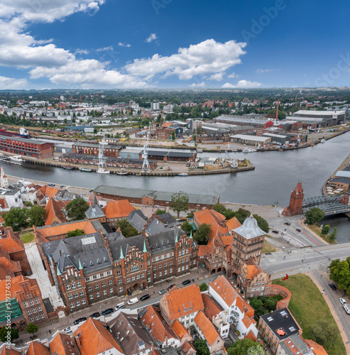 historisches Stadtzentrum von Lübeck mit Blick auf die Burg mit dem Burgtor, europäisches Hansemuseum, die Trave und den Hafen, Hubbrücke, Lübeck, Schleswig-Holstein, Deutschland