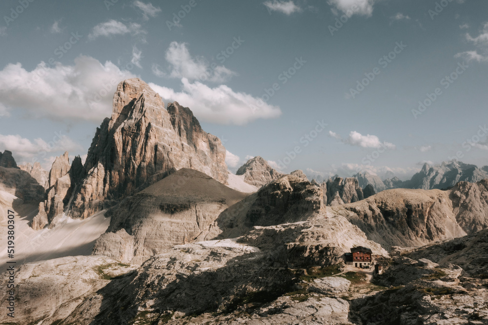 Drohenbild von der Büllelejochhütte ( Rifugio pian di cengia) und im hintergrund der Zwölferkofel (Crdoa dei Toni) Drohne 3