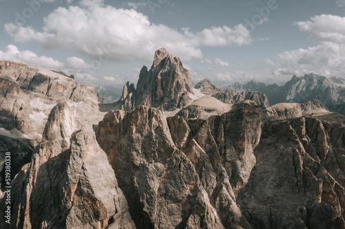 Blick auf den Einserkofel (Cima Una), die Oberbacherspitze und den Zwölferkofel (Croda dei Toni) in den Dolomiten. Drohnenblick über die Dolomiten, Südtirol photo