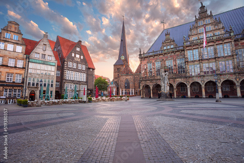 Obraz na płótnie Bremen, Germany. Cityscape image of Hanseatic City of Bremen, Germany with historic Market Square and Town Hall at summer sunrise. w salonie