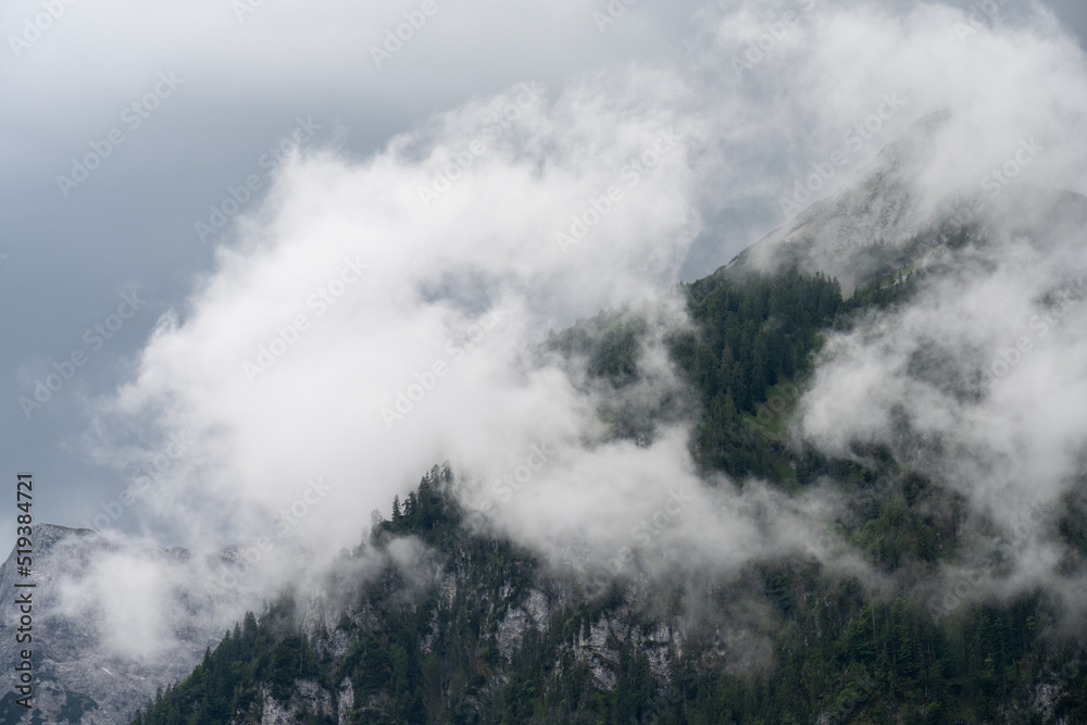 Alpenpanorama mit dramatischen Gewitterwolken 