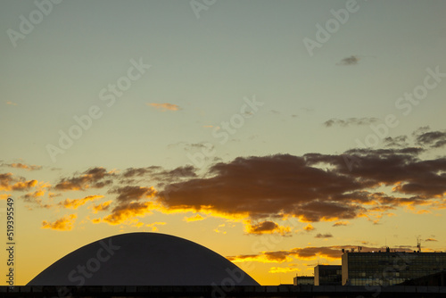 O pôr-do-sol no Congresso Nacional em Brasílila.
Congresso Nacional num fim de tarde com céu em tons dourados. photo