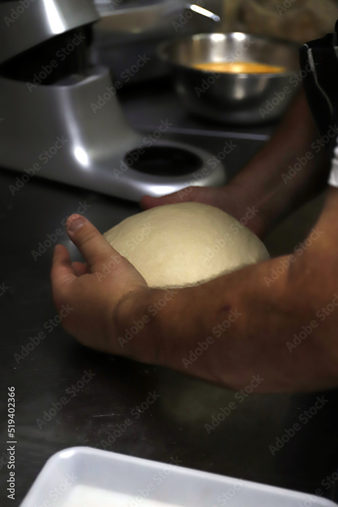 panadero amasando para hacer pan artesanal