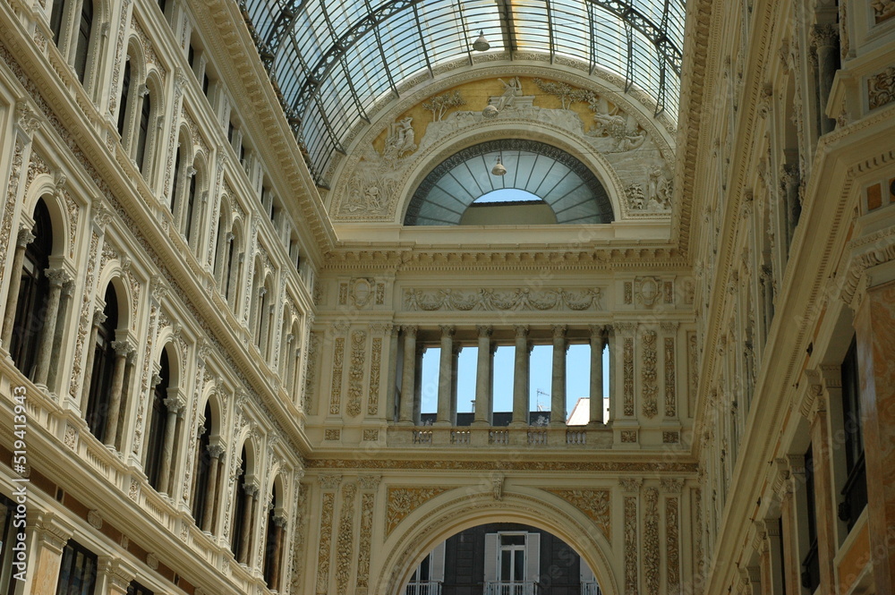 Galleria Umberto I a Napoli . Particolari artistici della galleria.