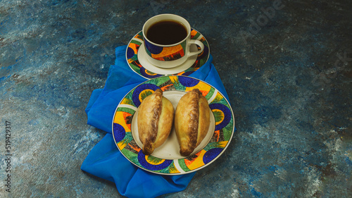Salteña. La salteña posee un relleno de diferentes legumbres, carne en trozos y suele venir con parte del líquido que queda de la preparación del jigote.