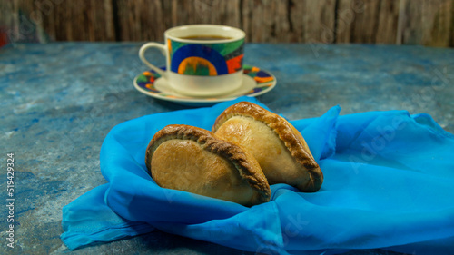 Salteña. La salteña posee un relleno de diferentes legumbres, carne en trozos y suele venir con parte del líquido que queda de la preparación del jigote.
