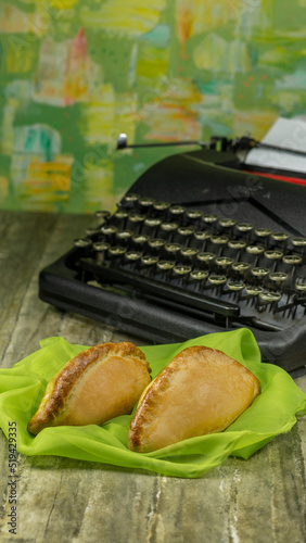 Salteña boliviana. Esta empanada boliviana recibió el nombre de “Salteñas” recién en el siglo XIX, debido al gentilicio de pobladores de Salta, ciudad argentina vecina, de donde llegaron al Altiplano.